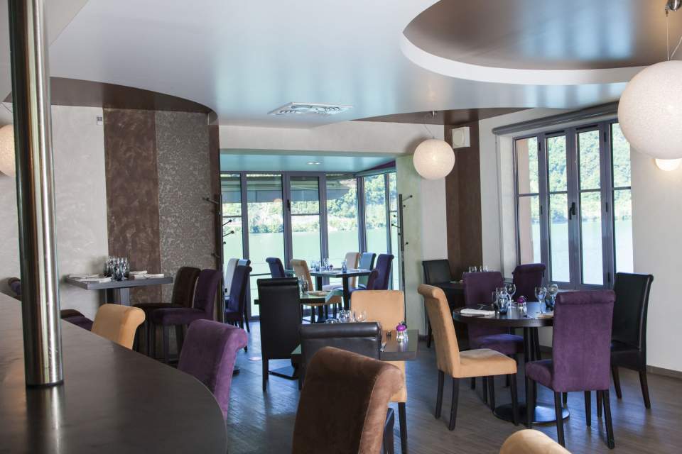 Salle du Restaurant Le Belle Rive, Gastronomique dans la Région Naturelle du Bugey