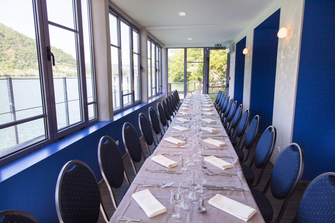 Véranda avec vue sur le Lac de Nantua... Encore un peu de patience... bientôt : la nouvelle déco de la salle en rez de lac...